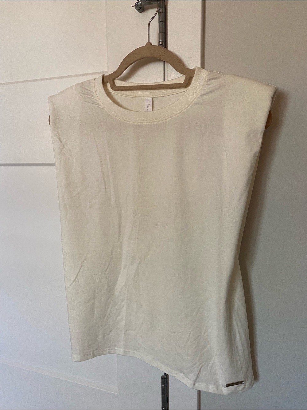 tee TAHARI Cream Top w/ soft structured shoulder pads. NWOT